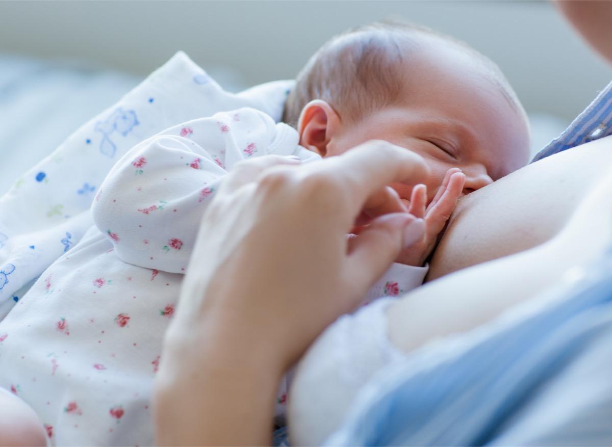 Covid-19 : une femme contaminée peut allaiter son enfant
