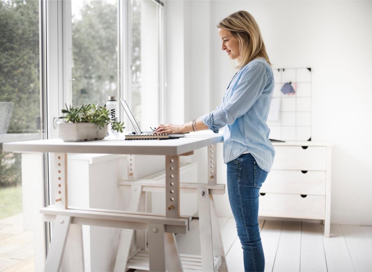 Sédentarité : il est possible de développer le travail debout