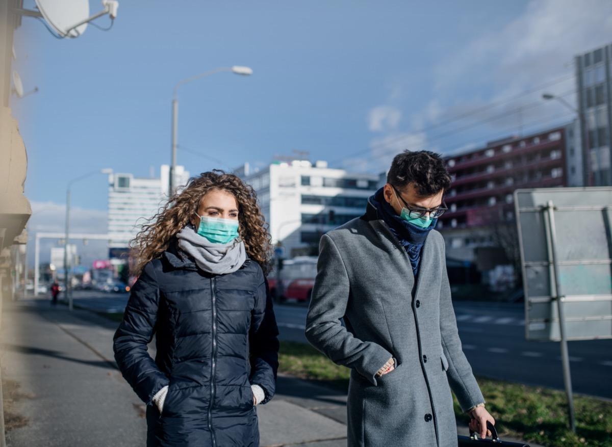 Covid-19 : possible réponse immunitaire plus forte chez les femmes