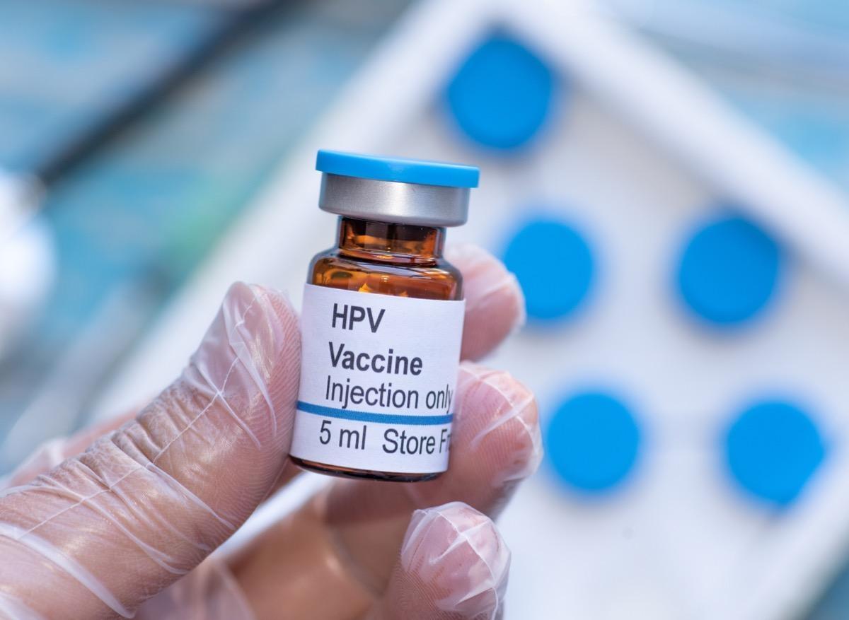 Papillomavirus : la vaccination pour réduire les cancers de la gorge et de la bouche