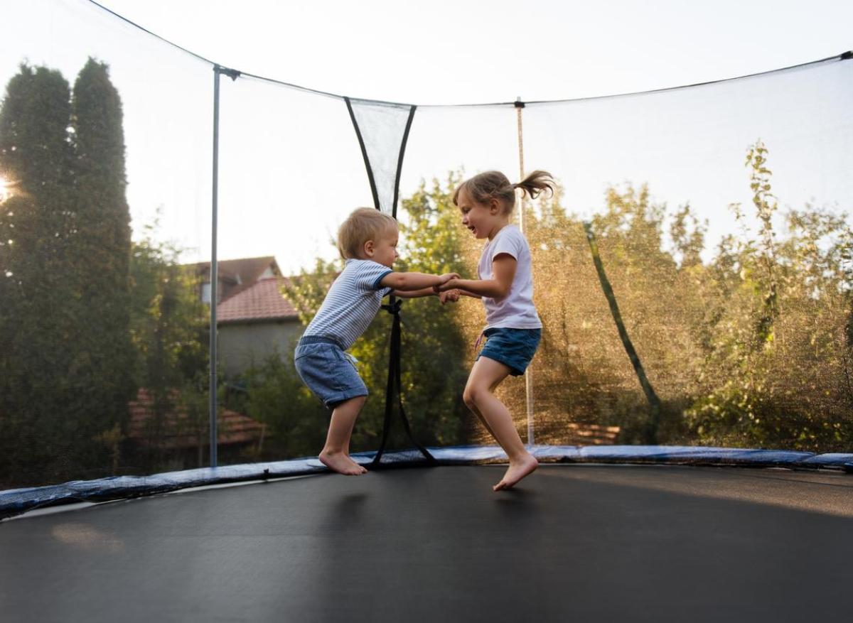 Trampoline : près de la moitié des admissions d'enfants aux urgences