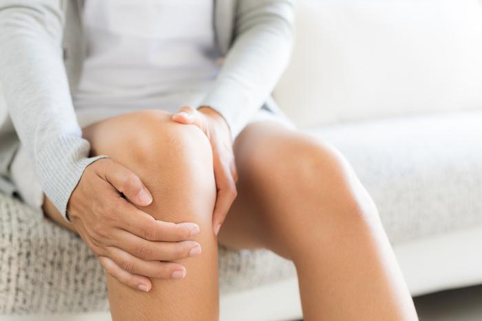 Ménopause : le traitement hormonal protège de l’arthrose du genou 