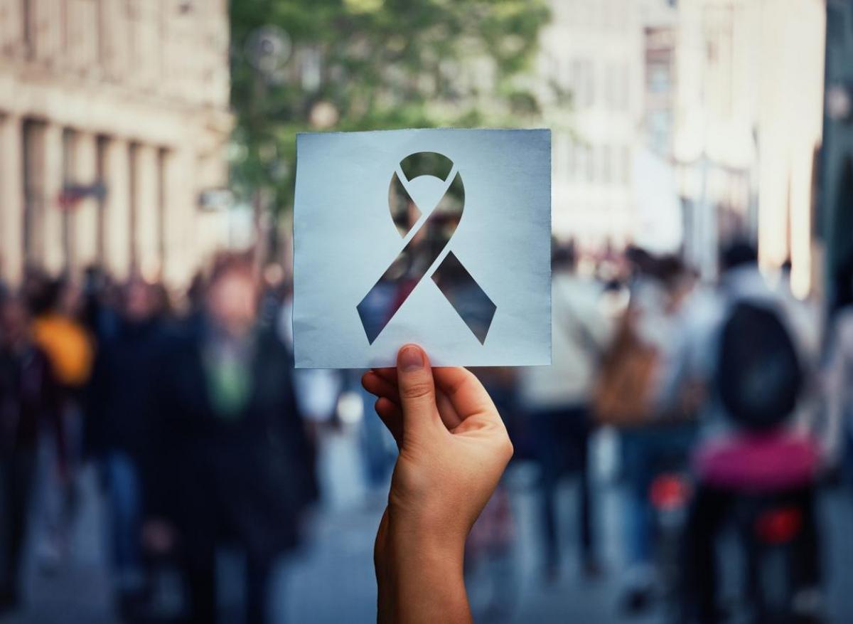 Manifestant frappé à Paris : le sida ne se transmet pas par la salive 