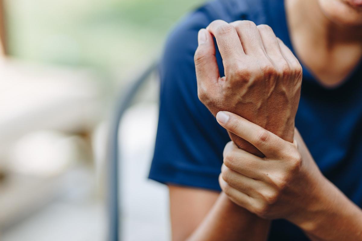 Douleur du poignet : la ténosynovite de De Quervain en est la cause la plus fréquente