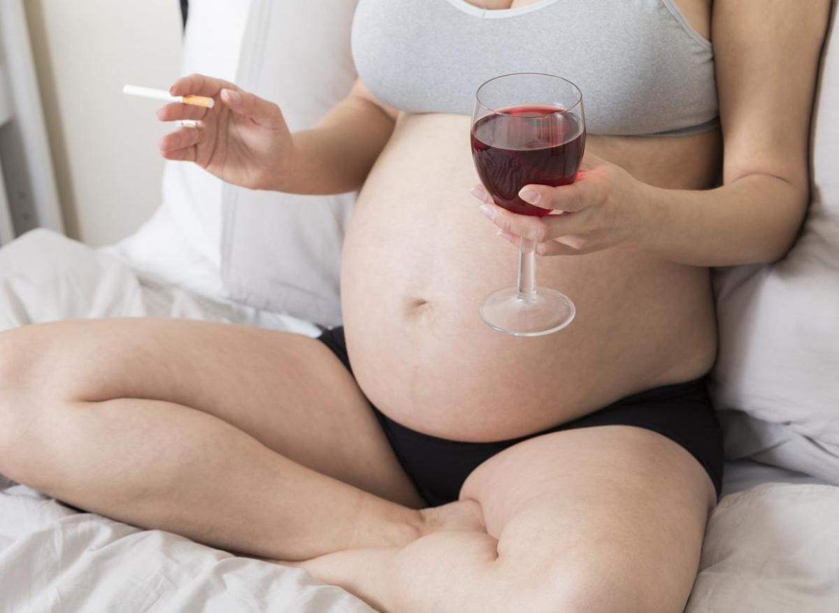 Mort subite du nourrisson : boire et fumer pendant la grossesse augmente le risque