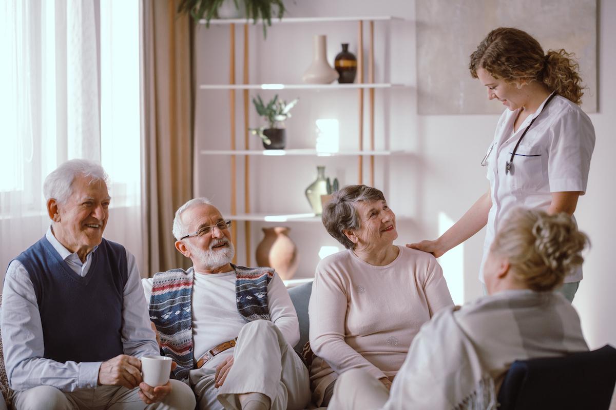 Maladie d'Alzheimer : un guide pour bâtir une société plus accueillante 