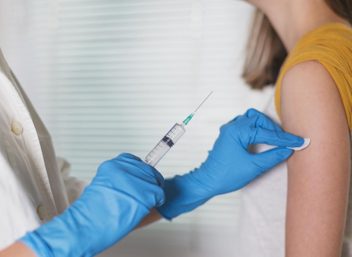 Vaccination : plus de souplesse pour la deuxième dose pour les vacances