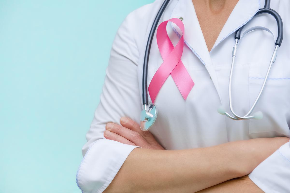 Cancer du sein localisé RH+ : durée du traitement par inhibiteur de l’aromatase après tamoxifène