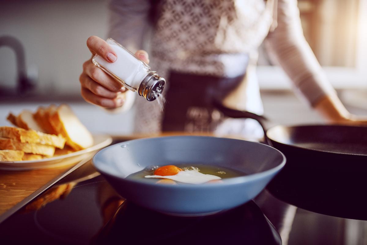 HTA : un appauvrissement en sel des cuisines traditionnelles fait baisser la pression 