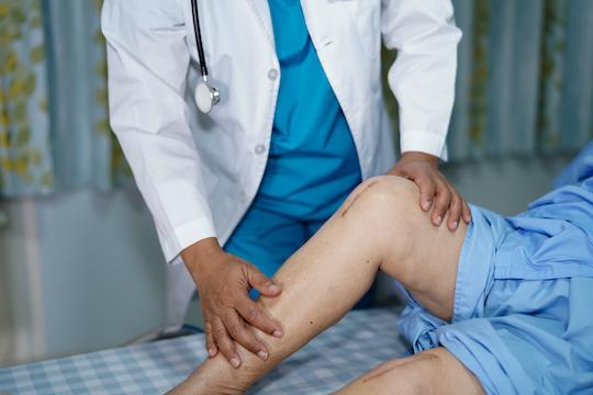 Prothèse totale du genou : incidence modeste du type de rééducation sur le résultat final