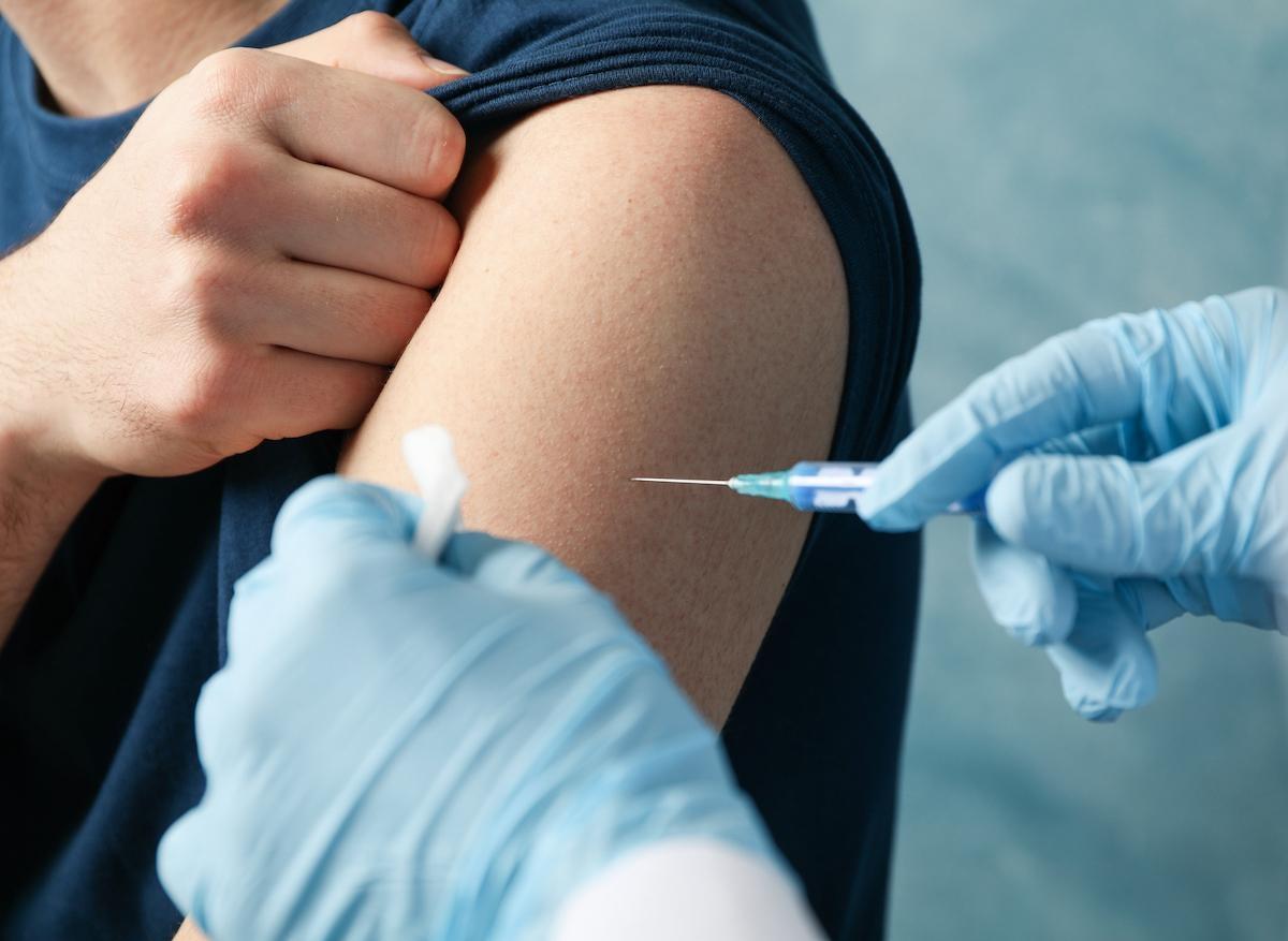 Vaccin AstraZeneca : un lien avec les thromboses selon un membre de l'EMA