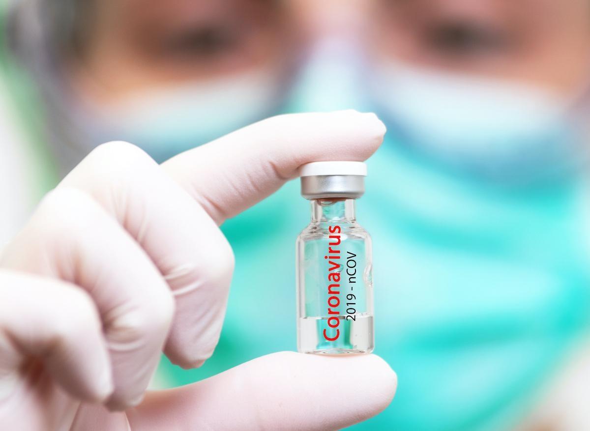 Courses aux vaccins : AstraZeneca annonce 90% d'efficacité
