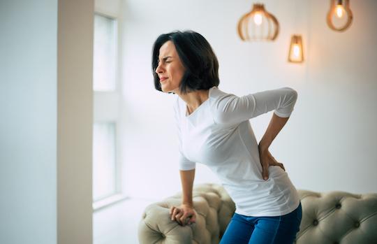 Lombalgie chronique : une biothérapie anti-NGF réduit la douleur et le handicap 