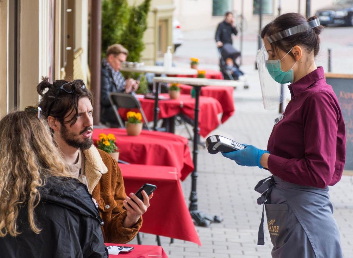 Covid-19 : les restaurants et les bars seraient une cause du rebond