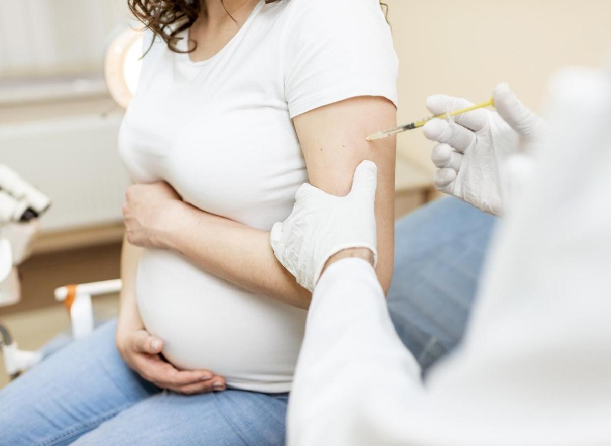 Covid-19 : les vaccins à ARN protègent les femmes enceintes et leurs enfants 