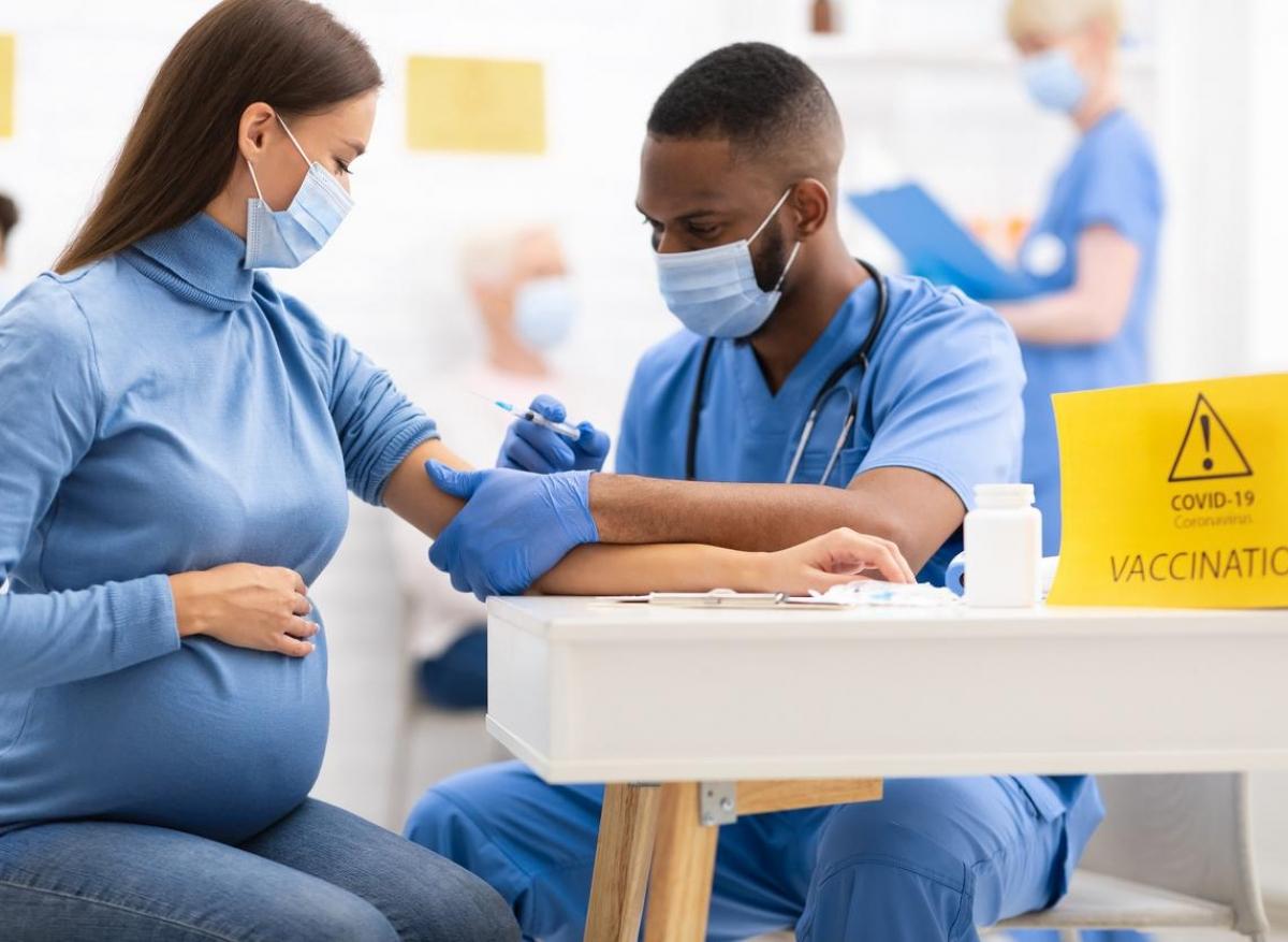 Covid-19 : certaines femmes enceintes peuvent se faire vacciner