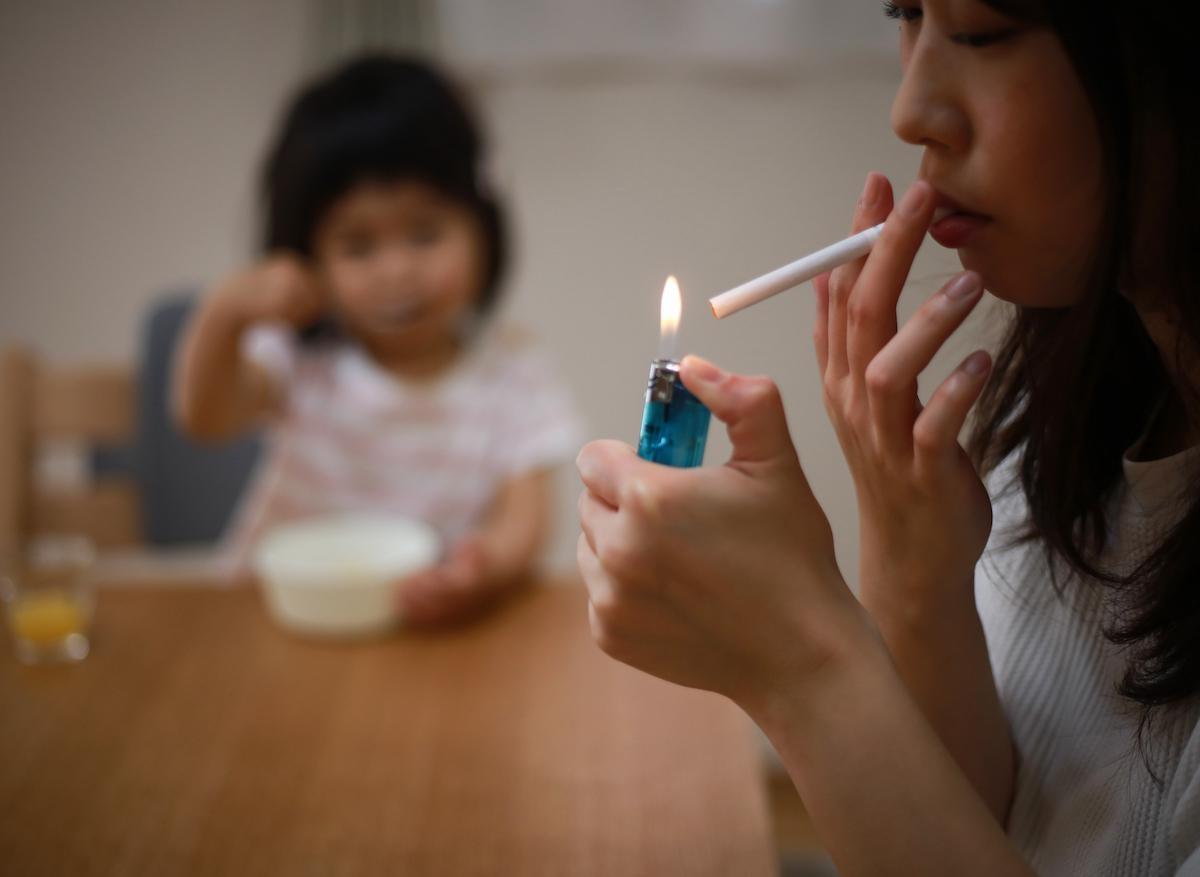 Polyarthrite rhumatoïde : le tabagisme passif des enfants augmente le risque