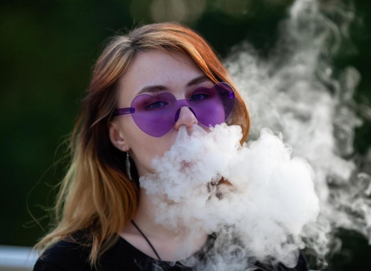 E-cigarettes : la nouvelle génération rend les ados et les enfants accros à la nicotine