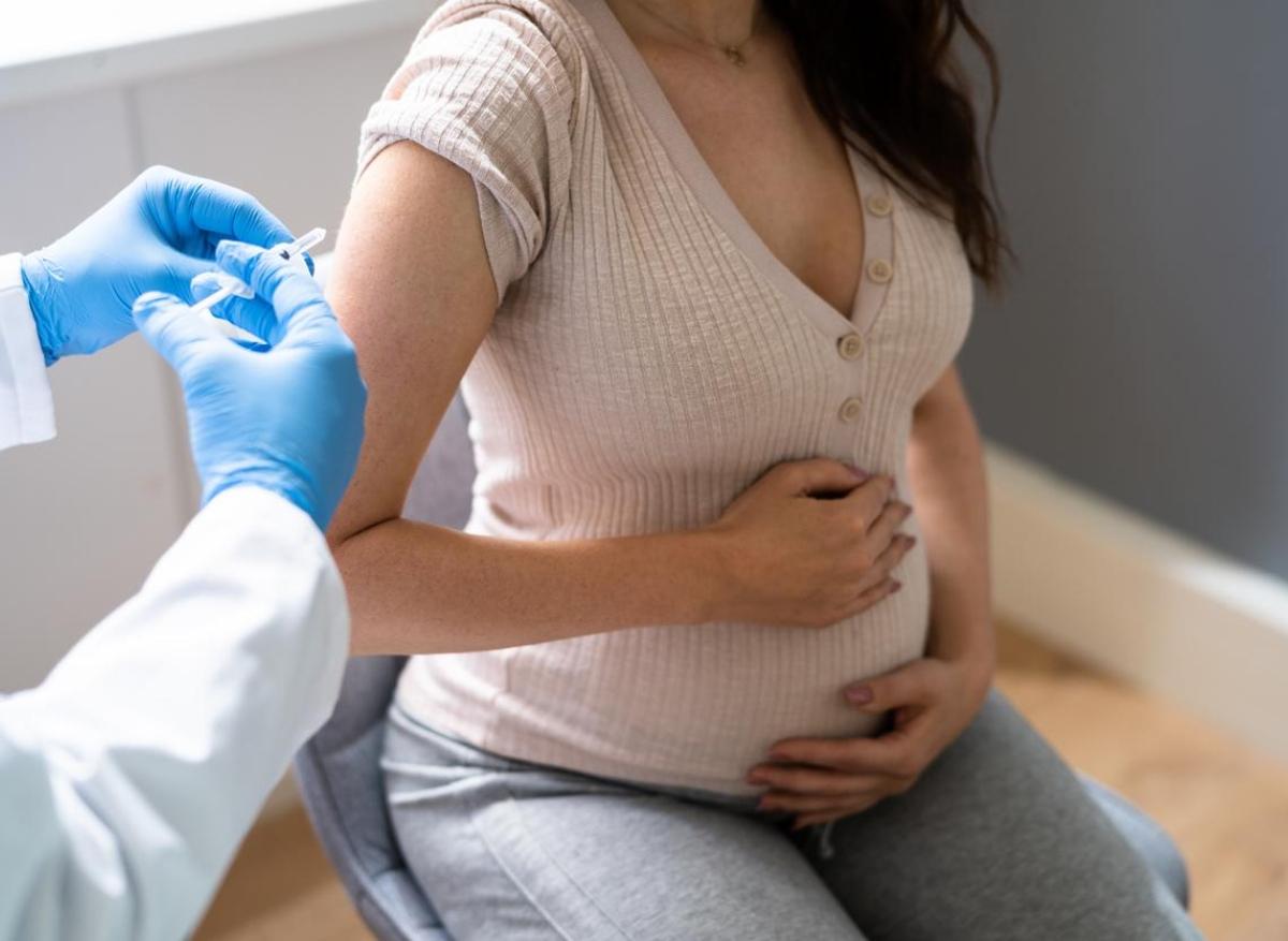 Coqueluche : le vaccin désormais recommandé chez les femmes enceintes 