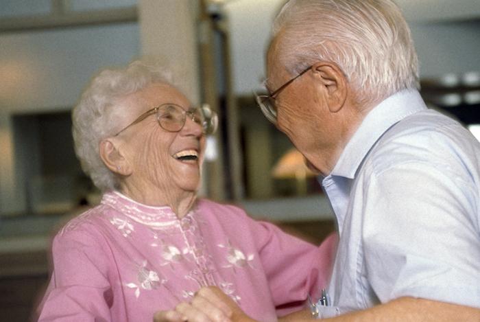 Chez les personnes âgées, la danse réduit incroyablement les risques de handicap