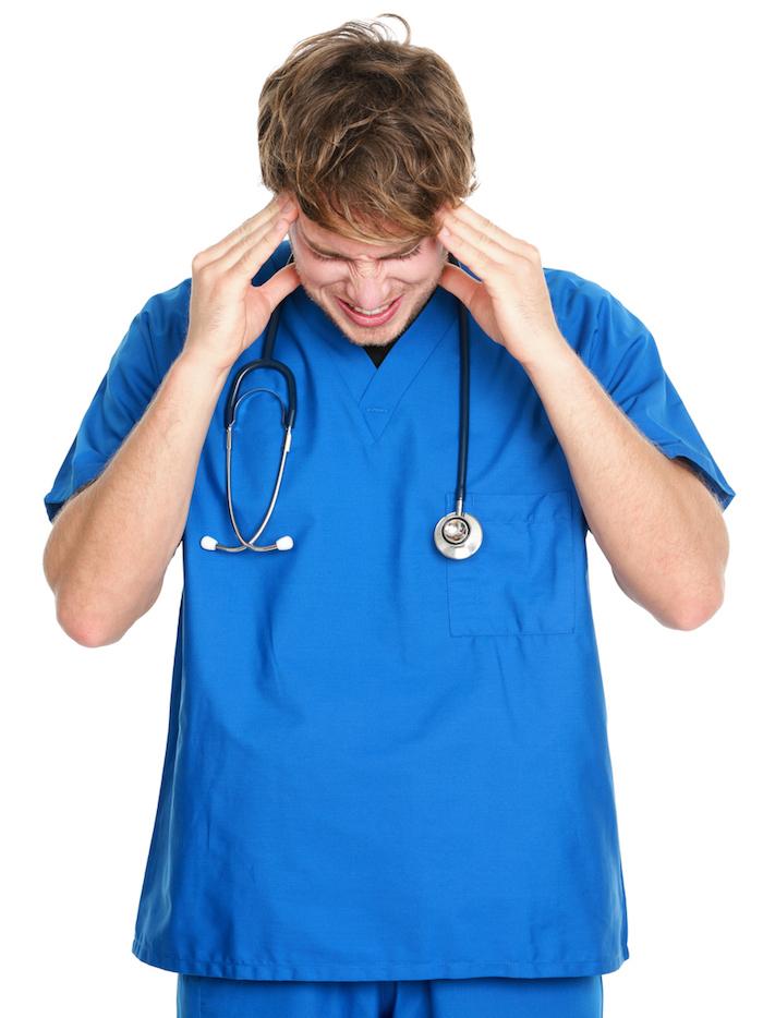 Médecin, infirmiers, aides-soignants : alerte rouge sur la santé des professionnels