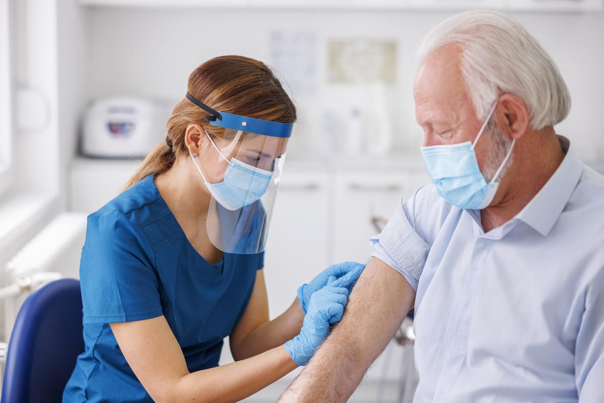 Covid long : la vaccination contre le SARS-CoV-2 améliorerait les symptômes