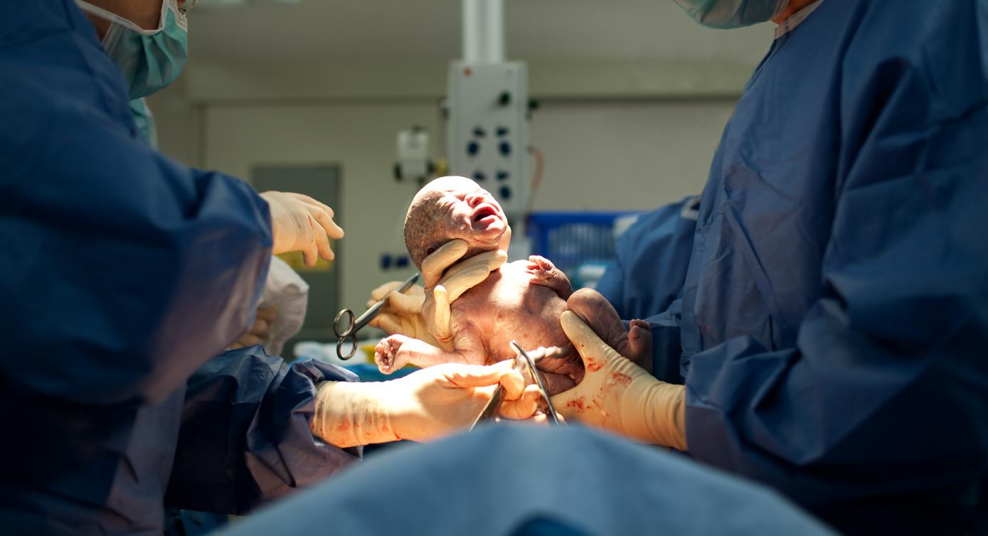  Césarienne :  la prescription d'azithromycine réduit le taux d'infections du post-partum. 
