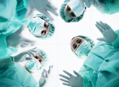 Cancers : treize spécialistes disent stop aux chirurgies illégales