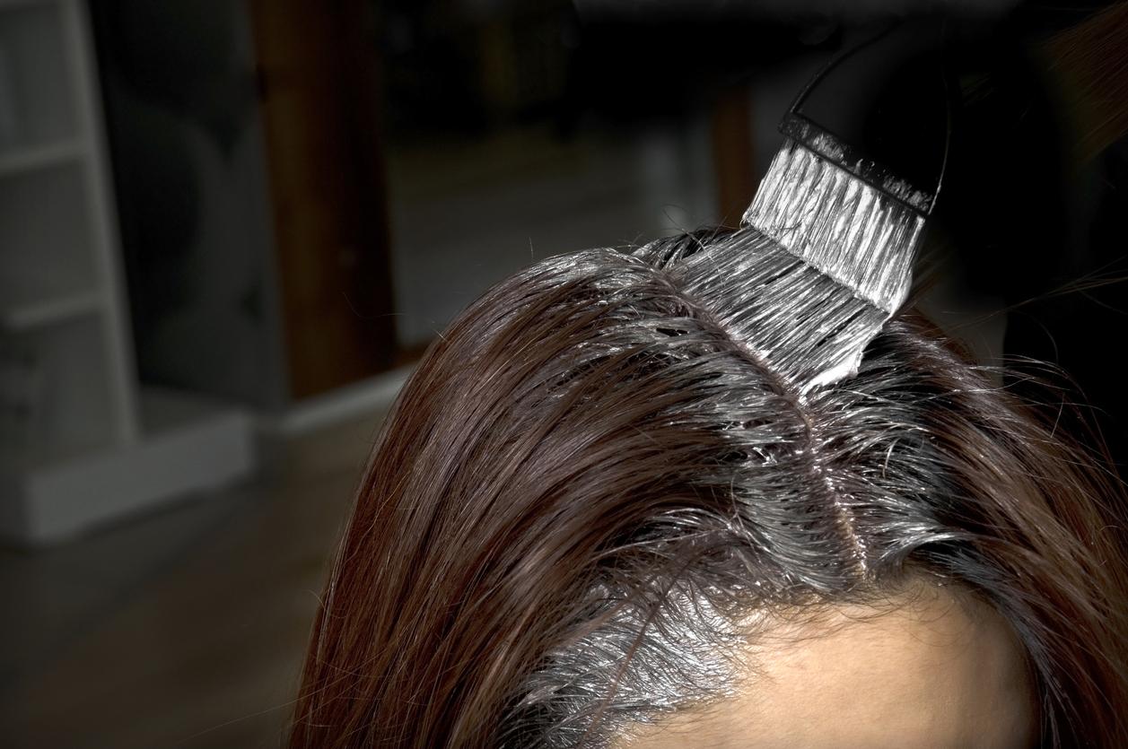 Cheveux colorés, risques cachés : l’Anses tire la sonnette d’alarme