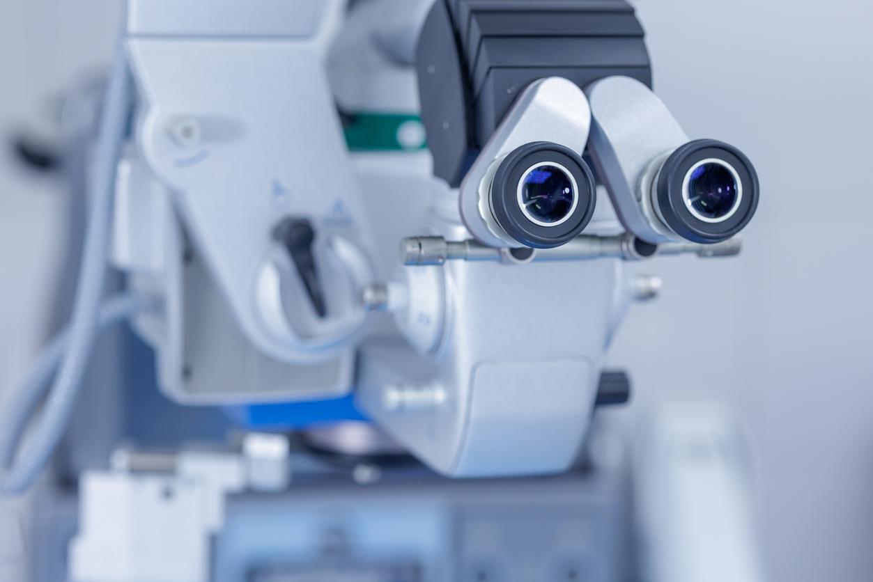 Une patiente repart d’une consultation chez l’ophtalmologue avec les yeux verts fluos