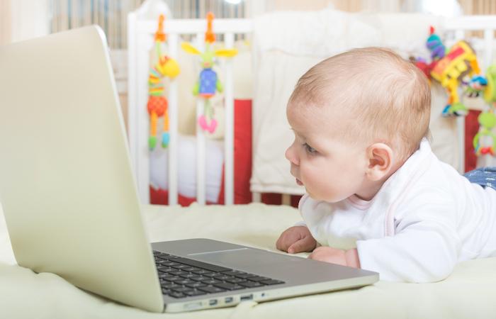 Développement : un enfant sur deux commence à regarder la télévision avant 18 mois