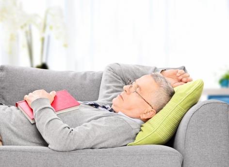 Alzheimer : les siestes fréquentes, signe précoce de la maladie 