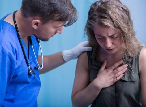 Douleur de la poitrine : un diagnostic d’artères bouchées sur une prise de sang