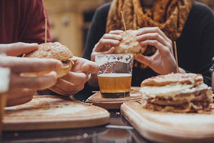 Cirrhose : il est plus dangereux de boire de l'alcool aux apéros que pendant les repas