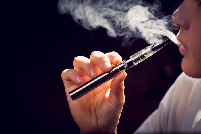 Cigarette électronique : la vapeur serait toxique pour les poumons