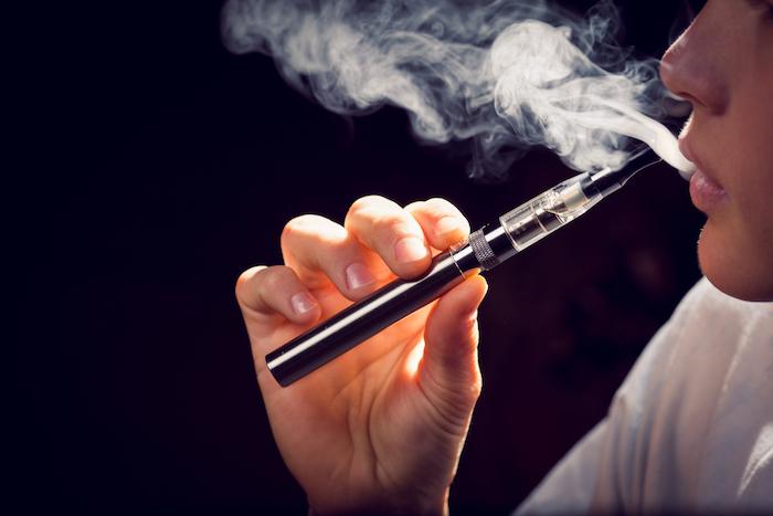 E-cigarette : vapoter tous les jours double le risque de crise cardiaque 