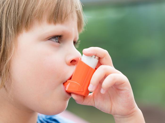 Asthme : plus de risques chez les enfants en surpoids
