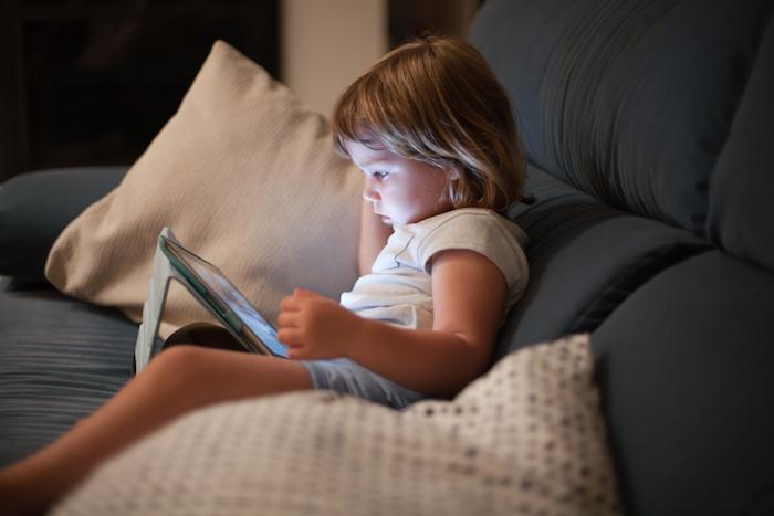 CSA : la ministre de la Santé déconseille les écrans aux enfants de moins de trois ans