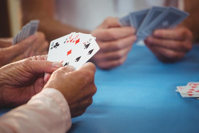 Démence : jouer aux cartes diminue les risques