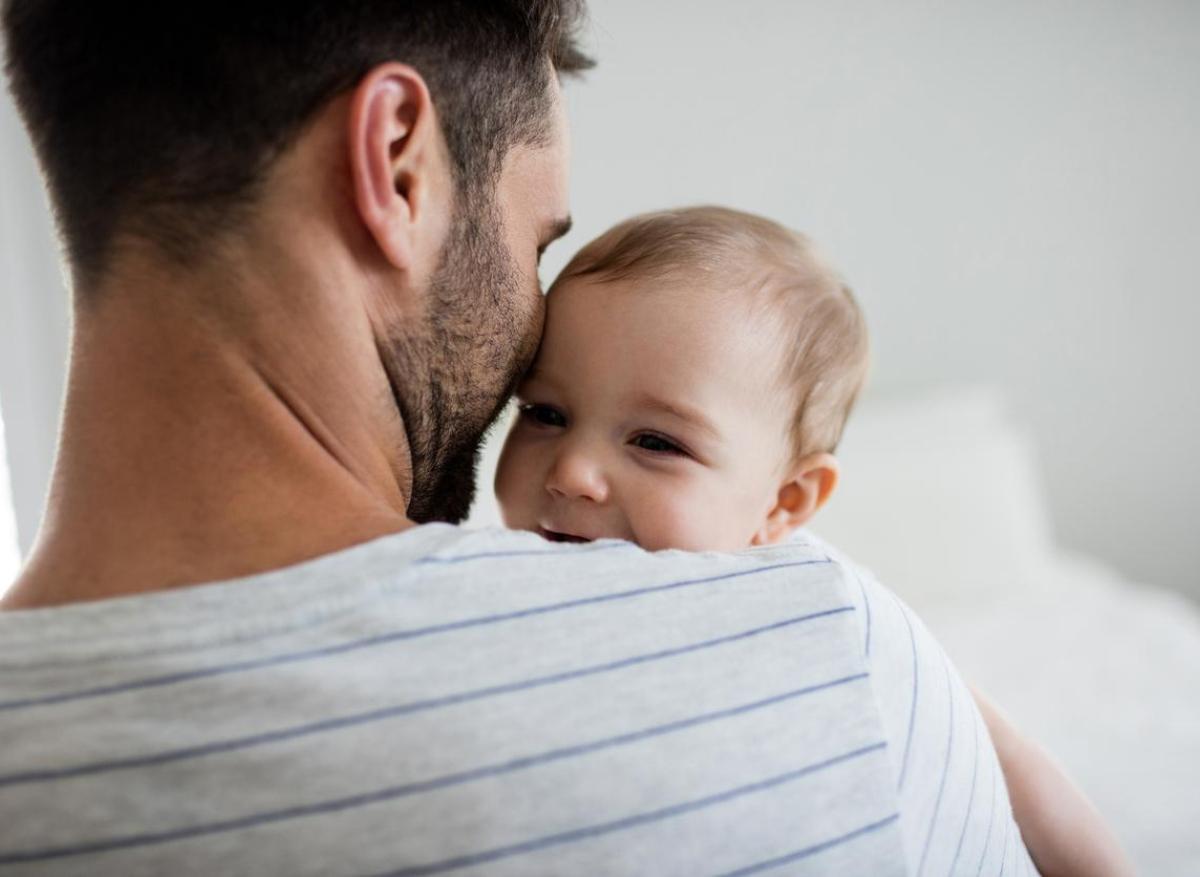 Dépression du post-partum du père : le congé paternité en réduit le risque