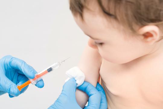 Méningocoque B : la vaccination systématique réduit les méningococcies sévères