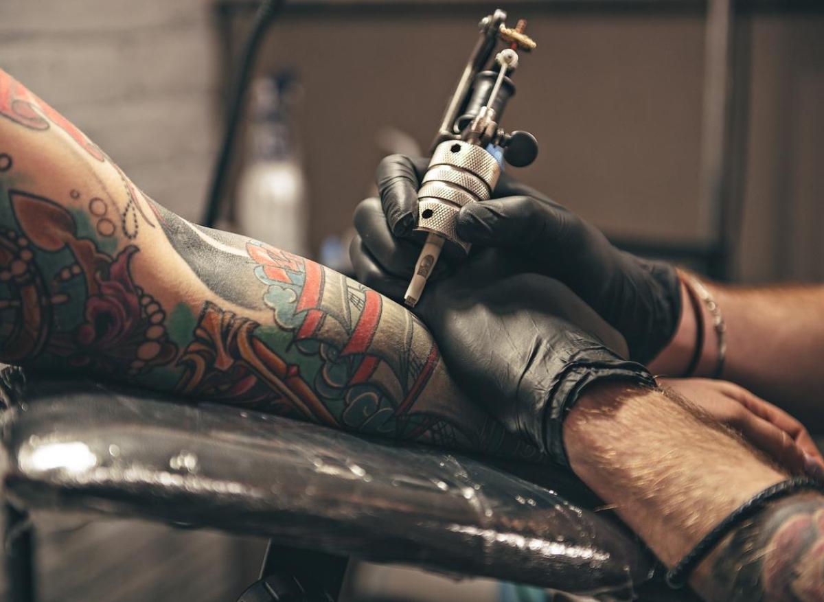 Tatouages : des produits chimiques désormais interdits dans les encres