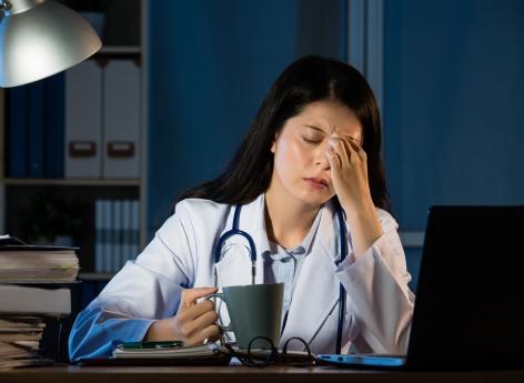 Conditions de travail : le British Medical Journal lance une campagne pour inciter les médecins à se reposer 