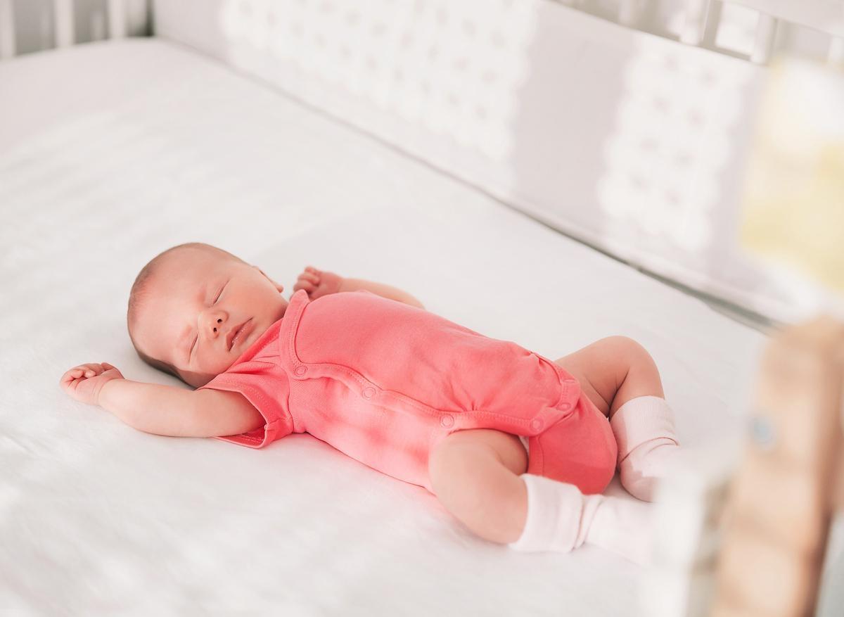 Morts subites du nourrisson : éviter les oreillers, peluches et tours de lit