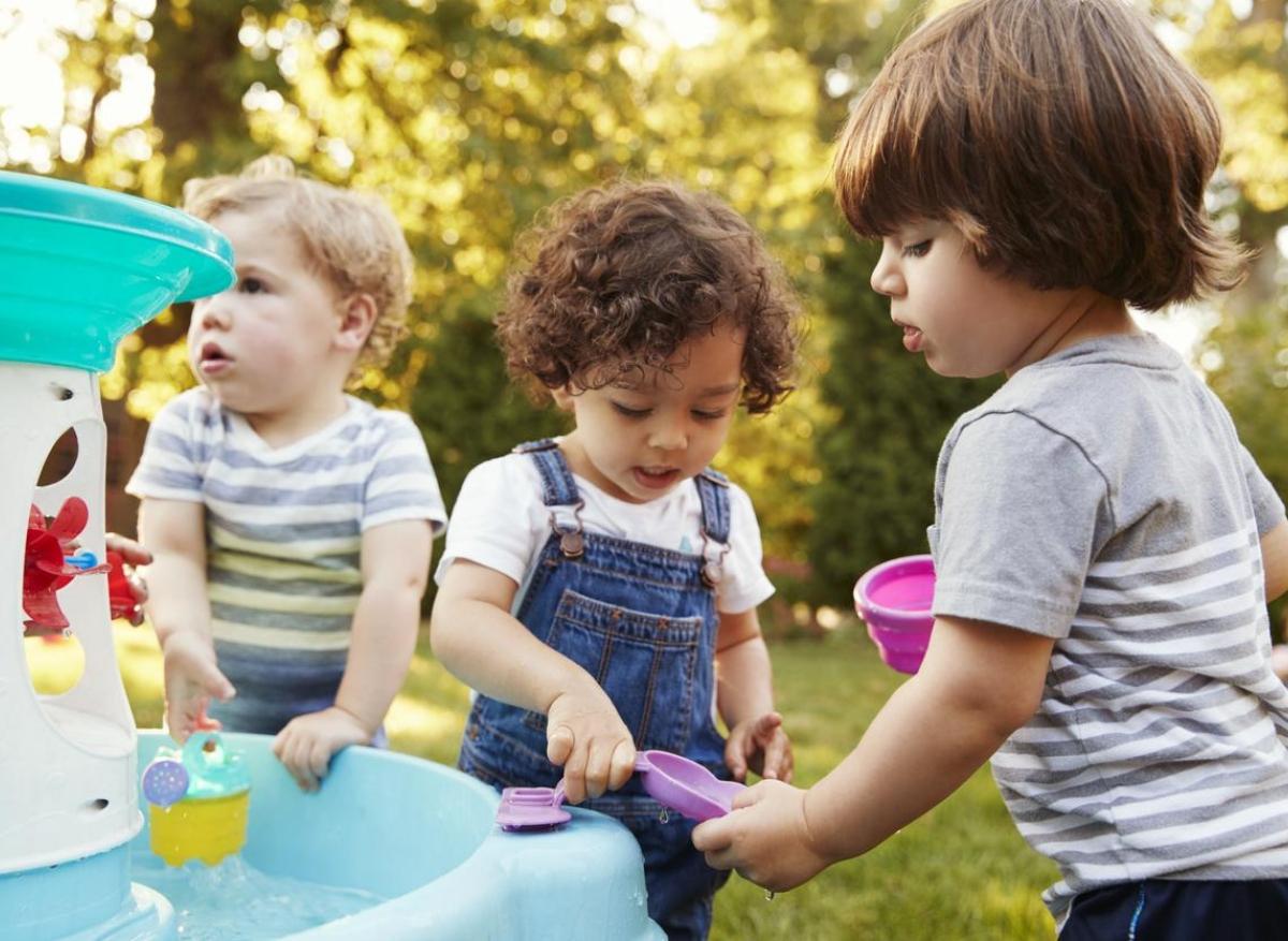 Santé mentale des enfants : il est bon de jouer avec des copains avant l’école