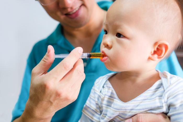 Allergies : chez les nourrissons, les antibiotiques et les anti-acides favorisent leur développement