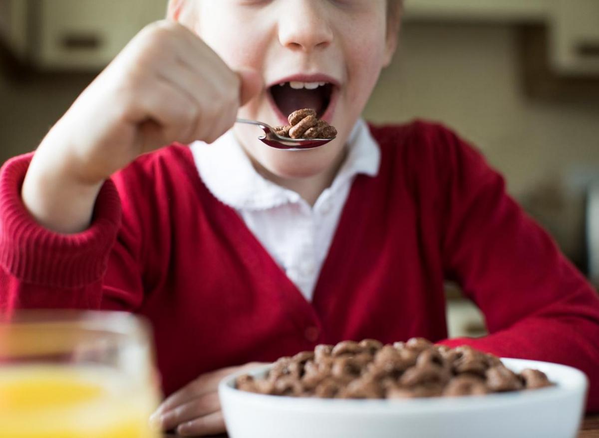 Alimentation pour enfants : près de la moitié des produits trop sucrés, salés ou gras 