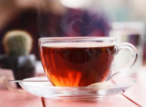 Cancer de l’œsophage : boire son thé trop chaud en accroît le risque