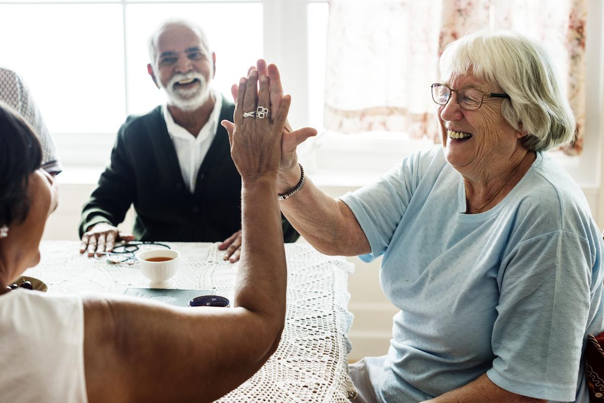 Alzheimer : les colocations en alternative aux EHPAD