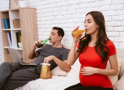 Grossesse : boire de l’alcool est déconseillé aux futurs pères